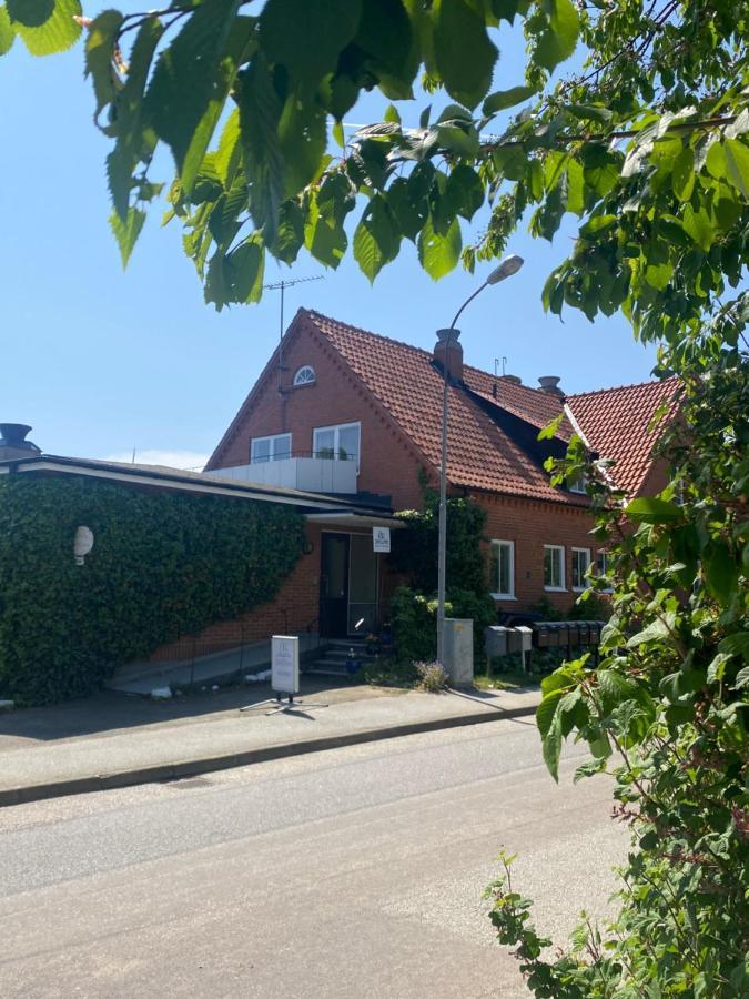 Bed And Books Pa Oesterlens Gaesthaerbaerge Glemminge Exterior photo