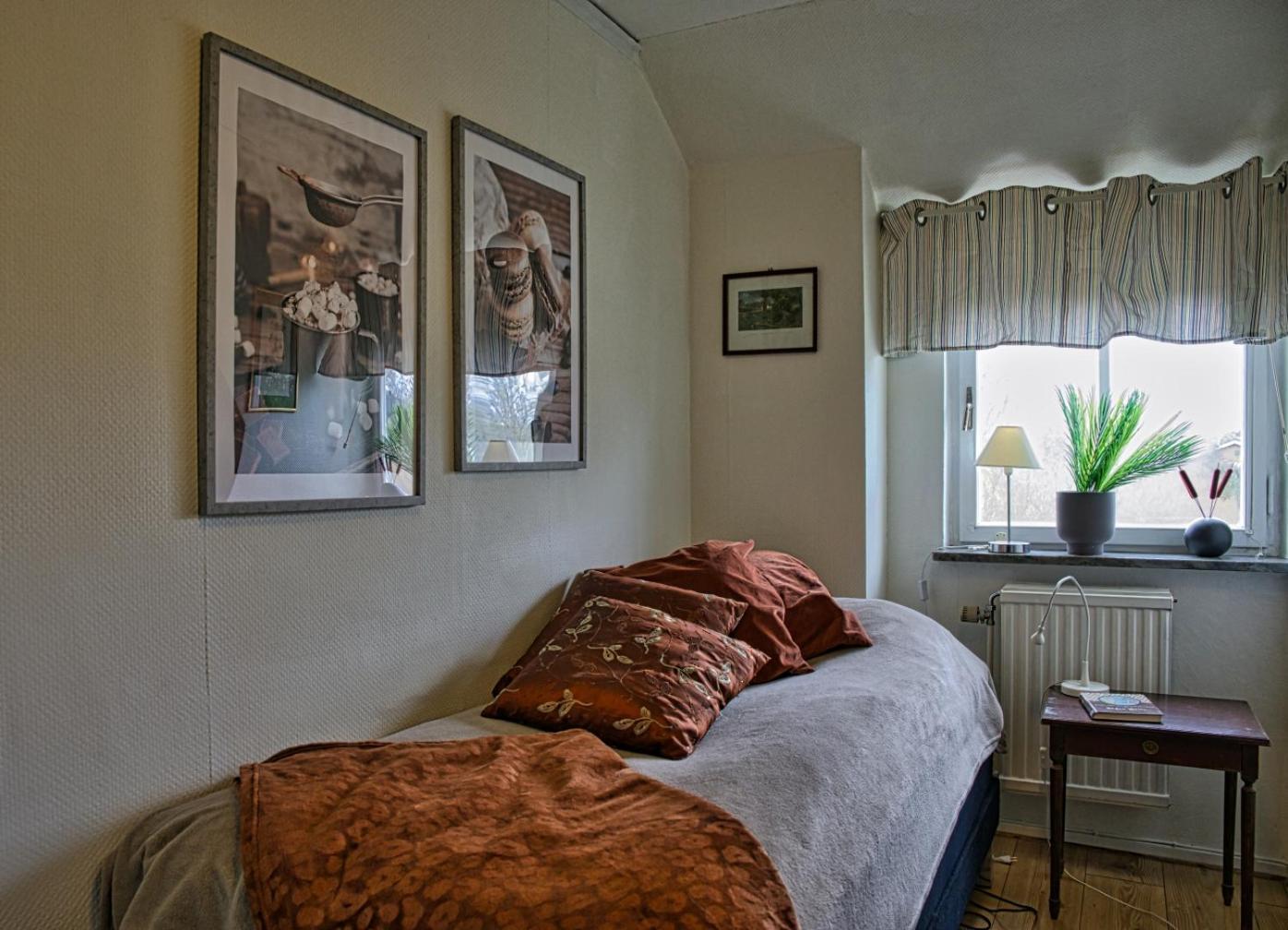 Bed And Books Pa Oesterlens Gaesthaerbaerge Glemminge Exterior photo